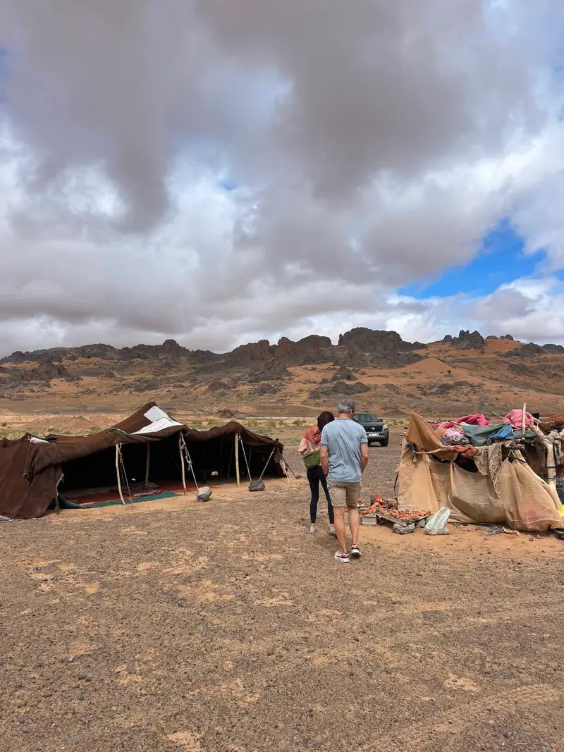 Campement d’une famille nomade près de Merzouga, avec ses tentes en poil de chèvre