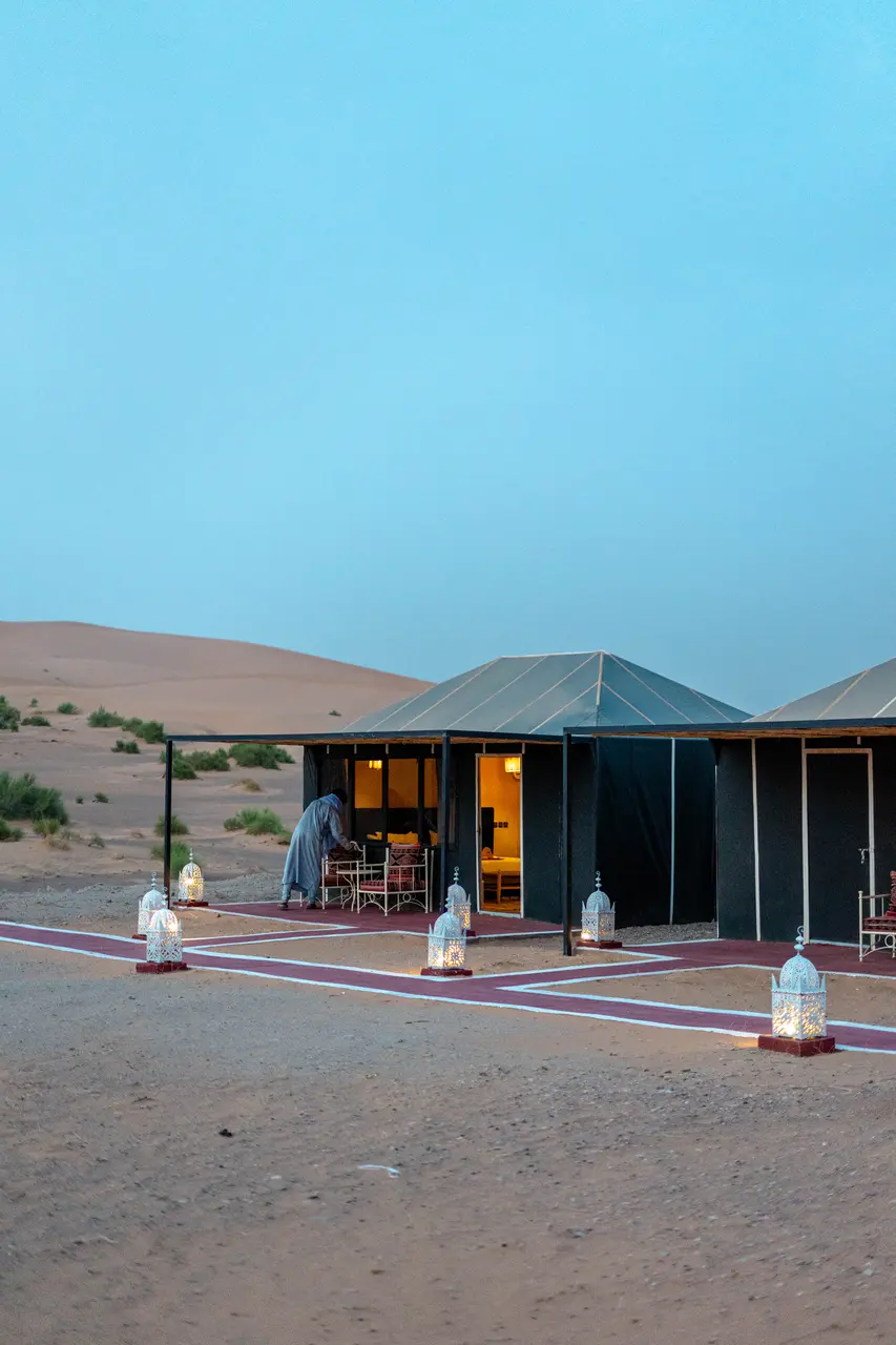 El campamento Tassili al anochecer, con las jaimas iluminadas desde dentro