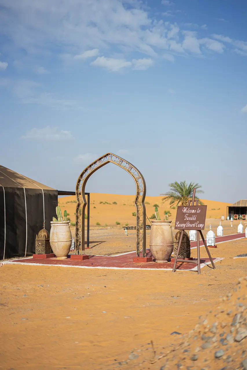 Arco de entrada al campamento Tassili Luxury Desert Camp, en el desierto de Merzouga