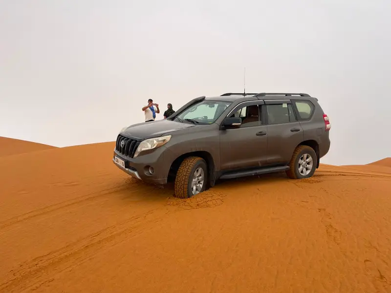 Véhicule 4x4 sur une dune de sable dans le désert de Merzouga