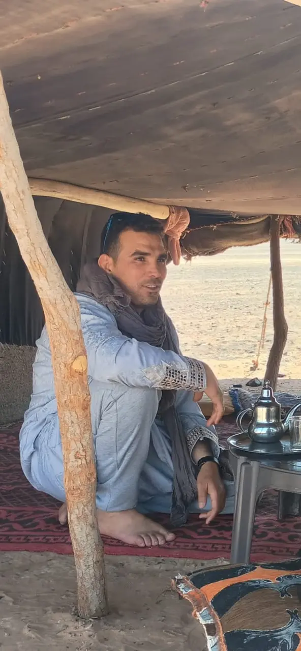 Guide berbère du campement Tassili, assis à l’ombre avec le thé prêt