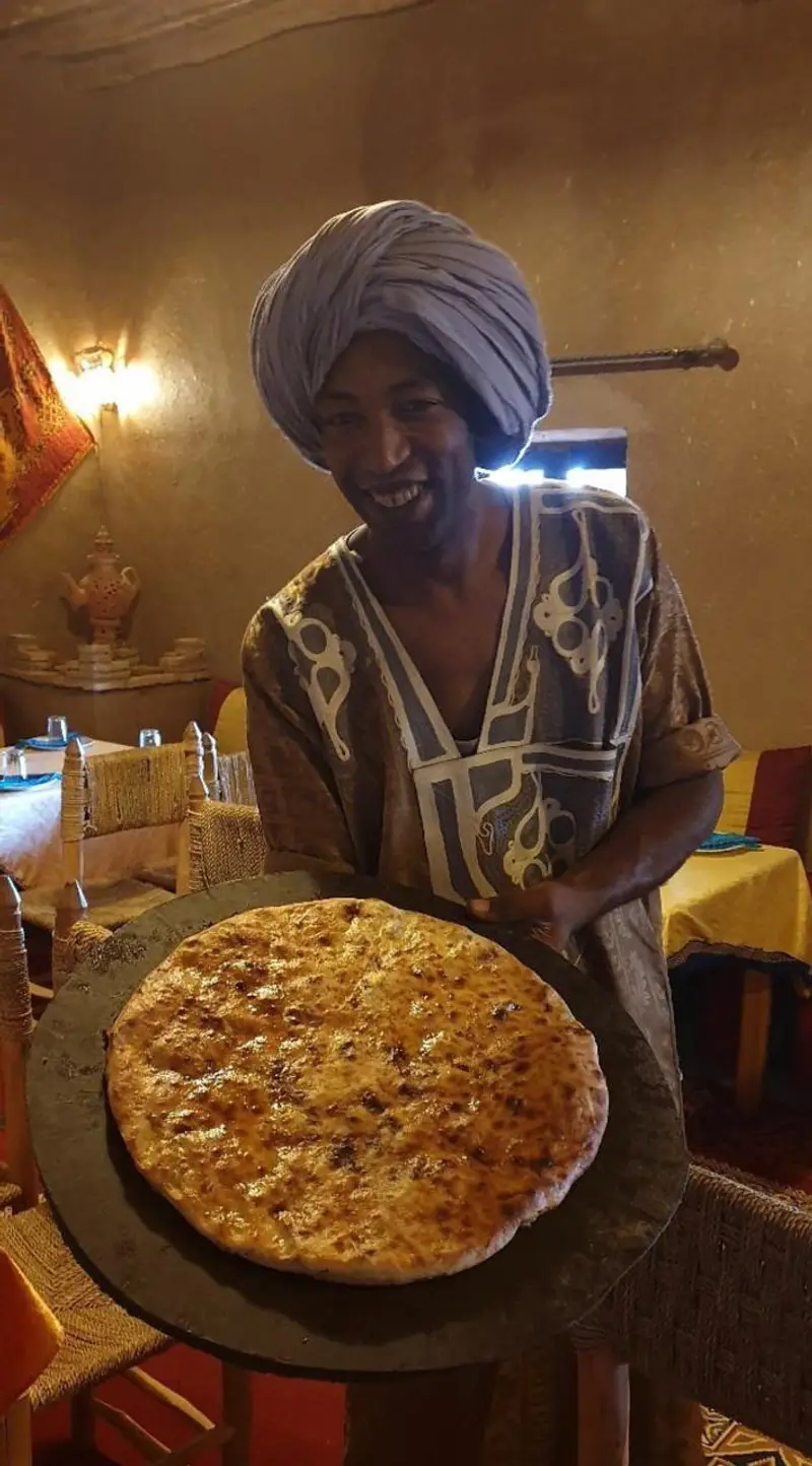 Medfouna servie chez une famille de Khamlia, la table dressée à l’arrière