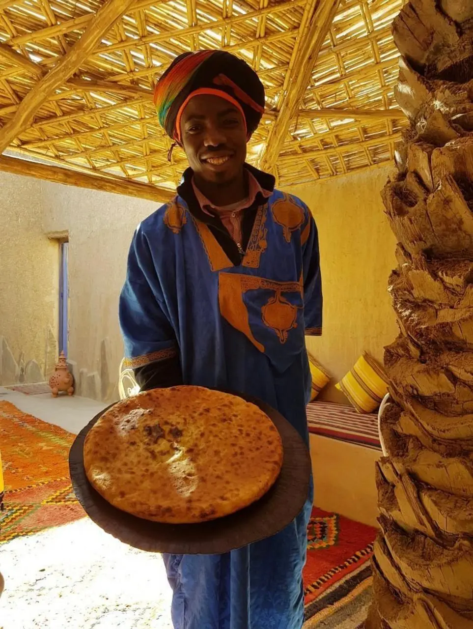 Medfouna, la pizza berbère, tout juste cuite et servie sur une planche à Khamlia