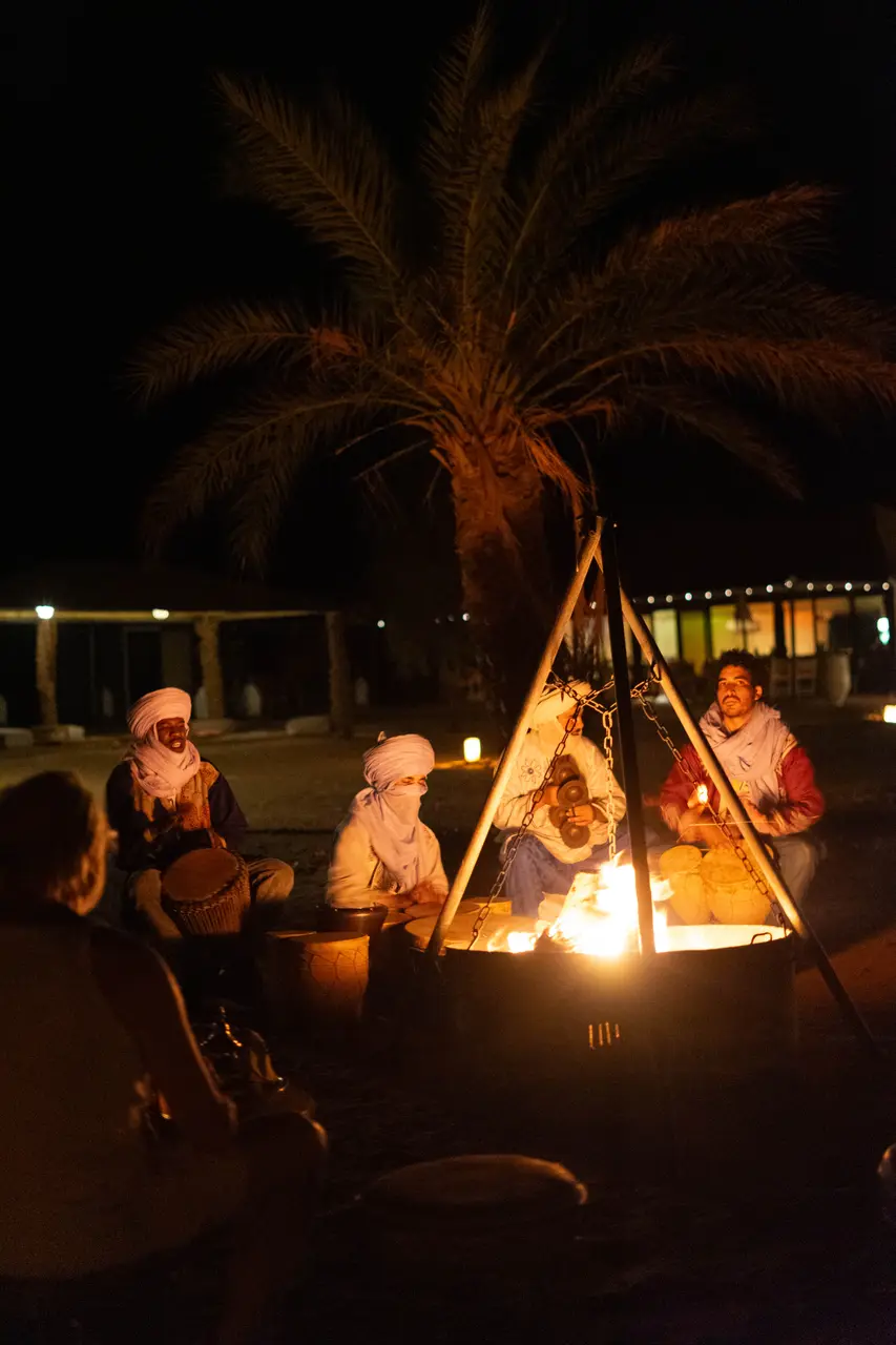Berber evening around the campfire, under the palm trees